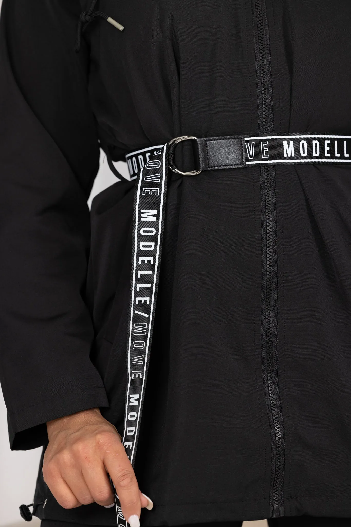 Modelle/Move Tie Windbreaker Jacket